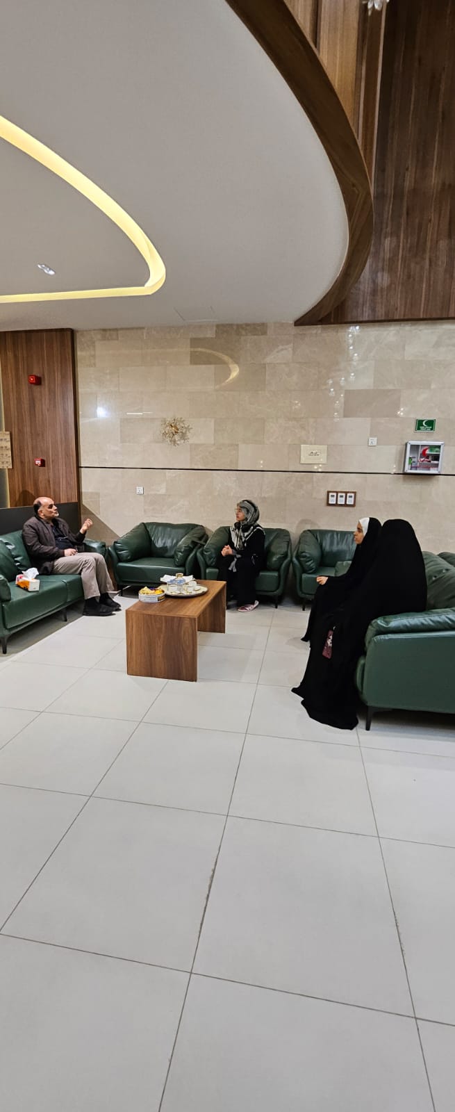 عميد كلية الطب يجري زيارة تفقدية لمجمع السكني للاطلاع على احوال الطالبات 
