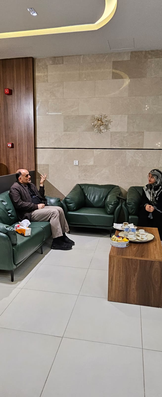 عميد كلية الطب  يجري زيارة تفقدية لمجمع السكني للاطلاع على احوال الطالبات 